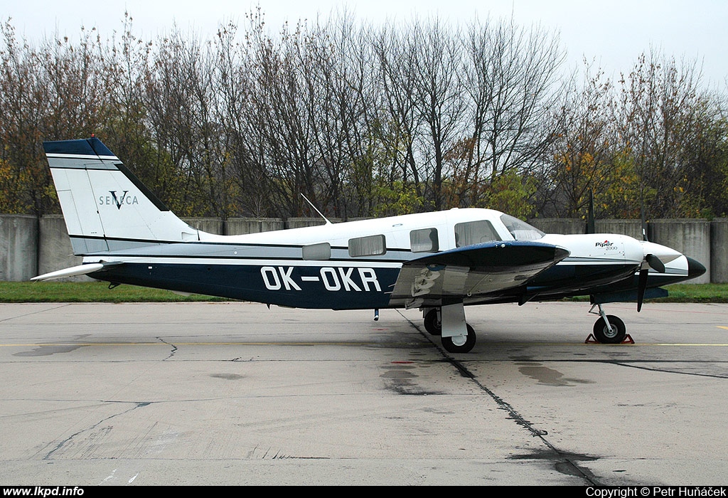 L-Consult – Piper PA-34-220T Seneca V OK-OKR