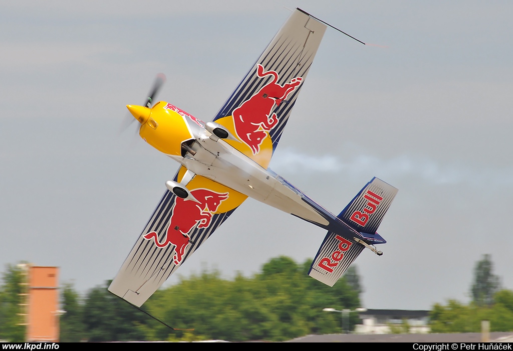 The Flying Bulls – Extra EA-300SR OK-SON