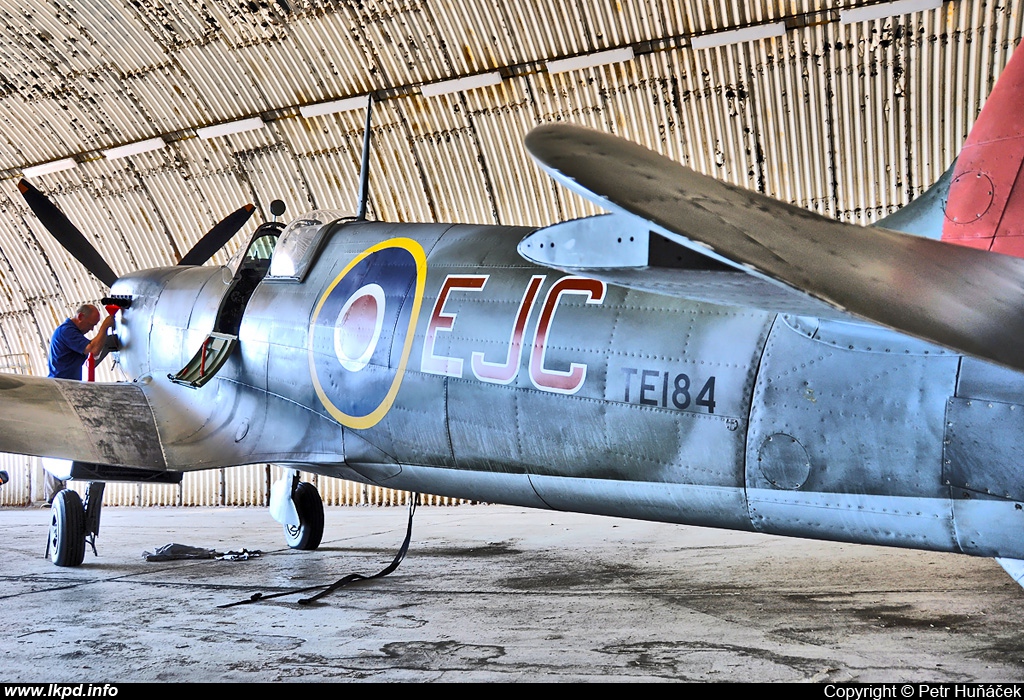 Private/Soukrom – Supermarine 361 Spitfire LF16E G-MXVI
