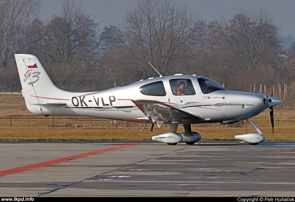 Queen Air – Cirrus SR22-GTS OK-VLP