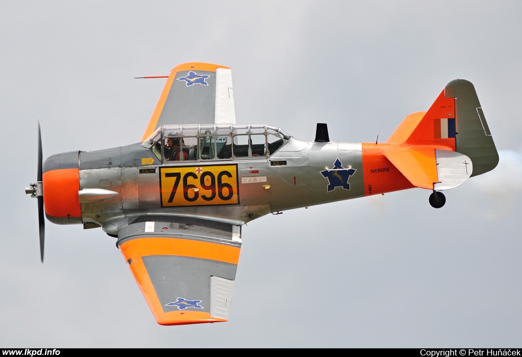 Private/Soukrom – North American AT-6C N696RE