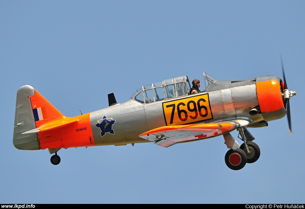 Private/Soukrom – North American AT-6C N696RE