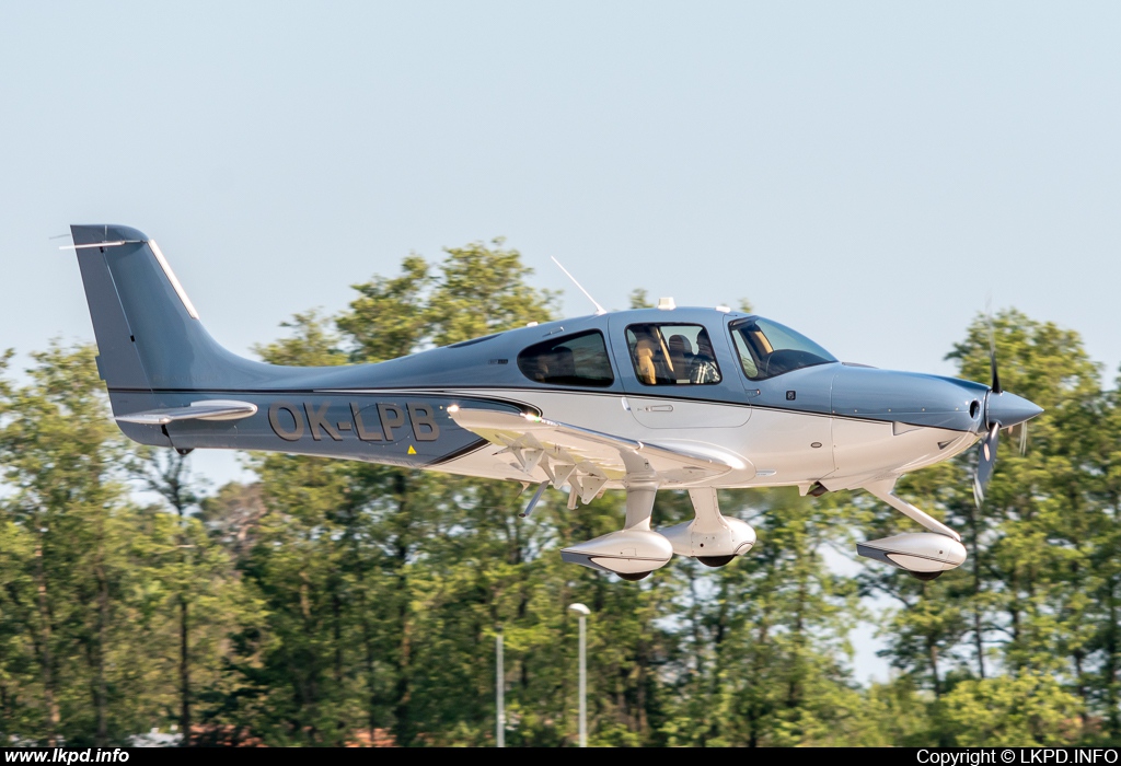 Private/Soukrom – Cirrus SR22-GTS OK-LPB