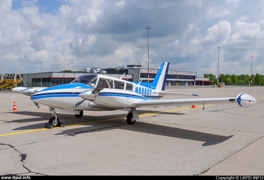 Private/Soukrom – Piper PA-39 N8880Y