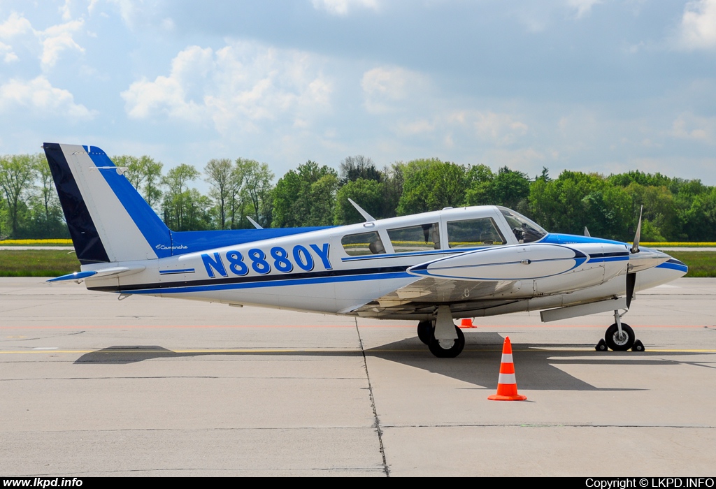 Private/Soukrom – Piper PA-39 N8880Y